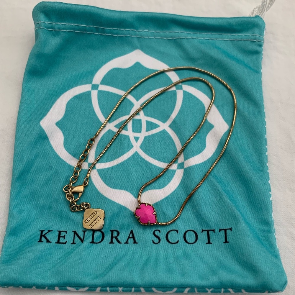 Kendra Scott necklace